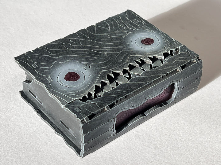 Monsterbuch Größe A7 | Bausatz aus MDF | Ideales Geschenk für DnD, Magic the Gathering etc Spieler | Geheimer Schlüsselkasten