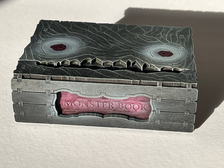 Monsterbuch Größe A7 | Bausatz aus MDF | Ideales Geschenk für DnD, Magic the Gathering etc Spieler | Geheimer Schlüsselkasten